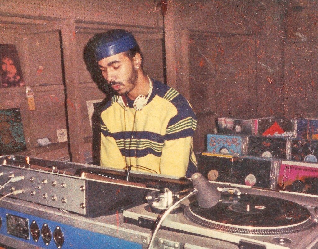 DJ residente-Ron Hardy en cabina